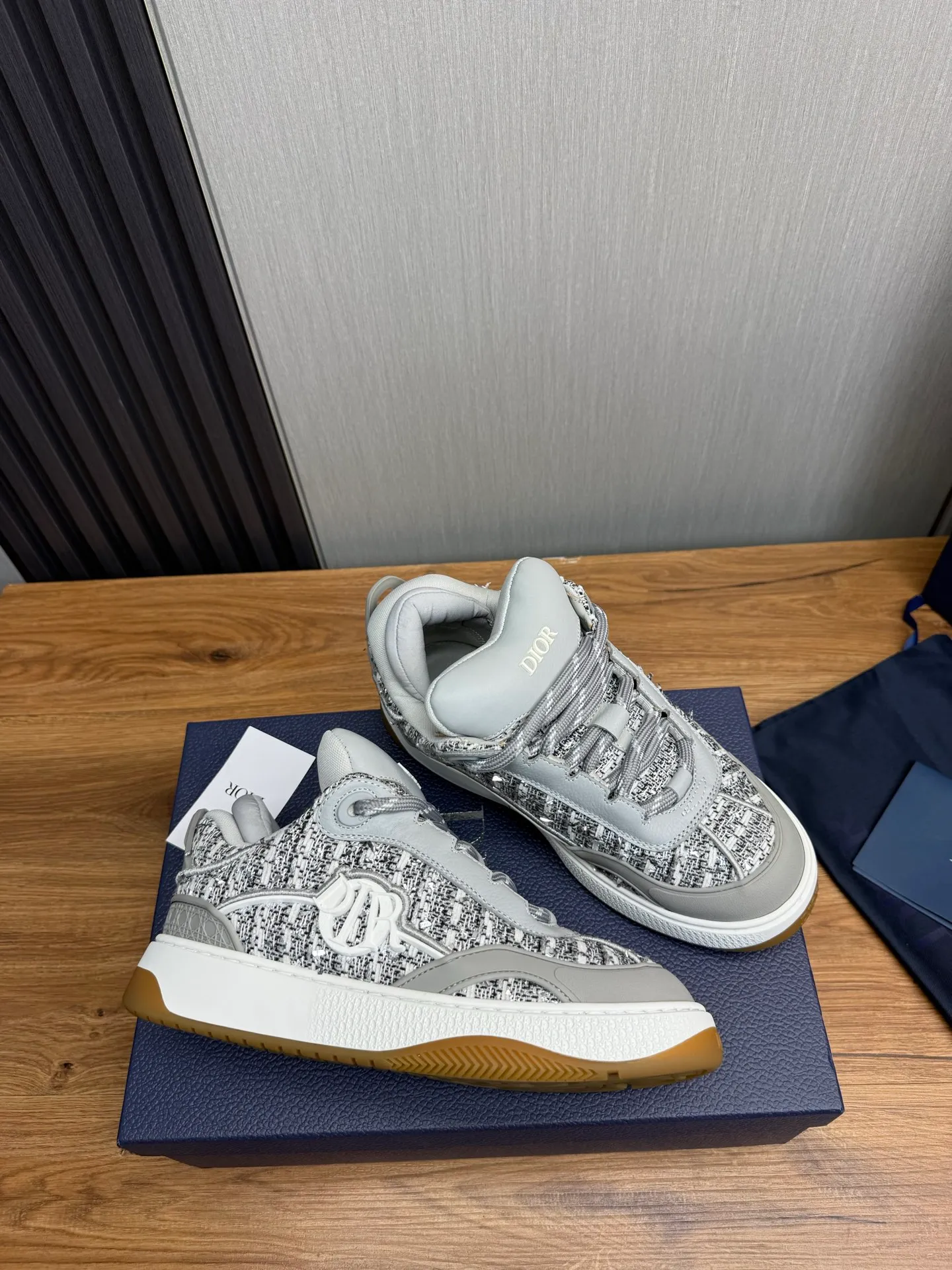 Men's shoes 💰800💰 Dior sneakers enrich the classic series with fashionable retro style. Carefully crafted, they can be paired with casual looks all year round. Dad Shoes style shoes that follow the trend of the retro market ▪️ Fabric: Original custom embroidered cowhide ▪️ Lining: Imported breathable mesh ▪️ Sole: Original molded non-slip outsole ▪️ Size: 38-45 (45 is custom-made and cannot be returned)